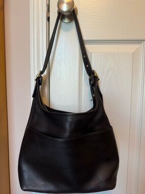 Coach Black Leather vintage Shoulder Bag with Gold Hardware